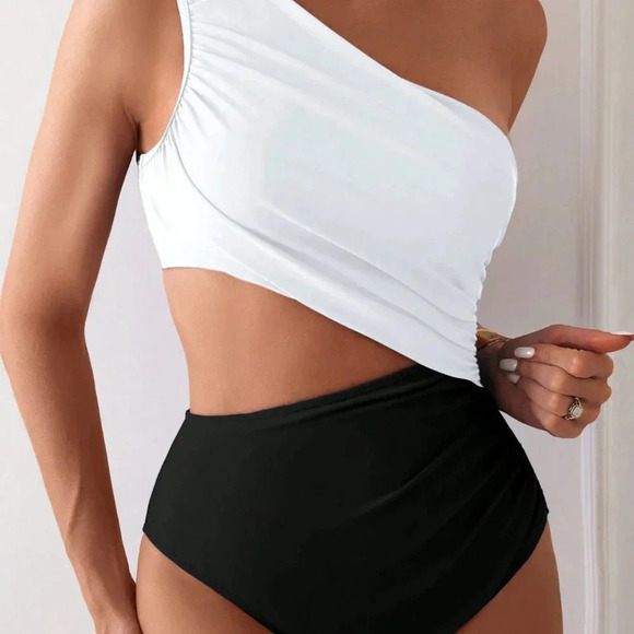 Black And White Women's Colorblock Backless One-Piece Swimsuit - Picture 6 of 6